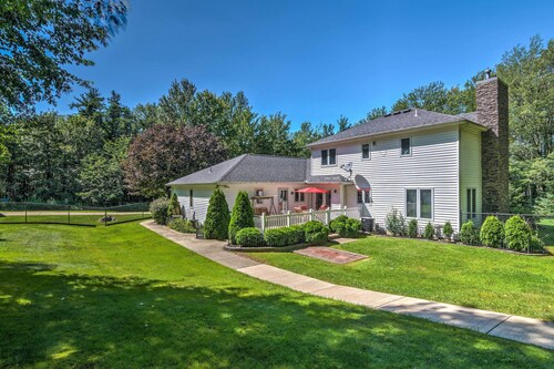 Serene Orchard Park Apartment: Large Yard & Patio!