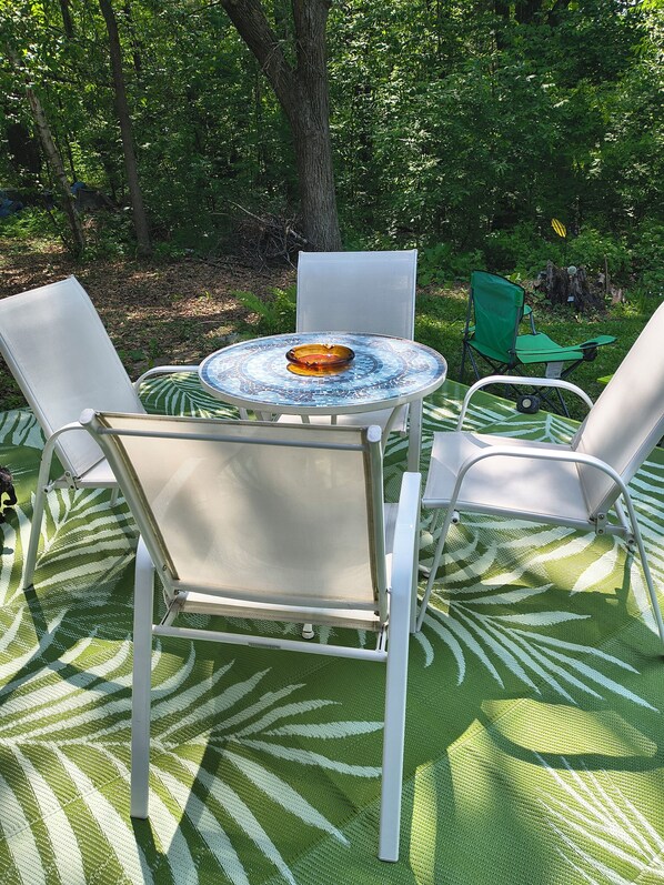 Outdoor dining - Charming 2-bedroom house with AC, WiFi in delightful Brainerd (Brainerd)