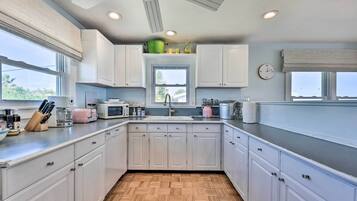 House (5 Bedrooms) | Interior