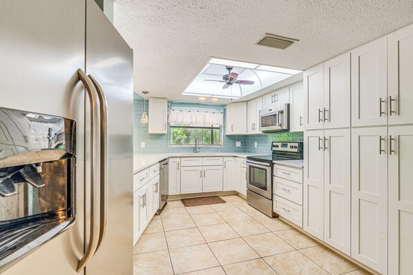 House (3 Bedrooms) | Interior - Lovely Crystal River Home w/ Lanai & Pool! (Crystal River)