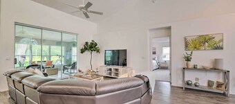 Crystal River Gem Near Three Sisters Springs!