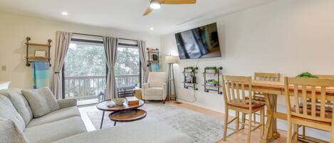 شقة (2 Bedrooms) | منطقة المعيشة | تلفزيون، مشغل دي في دي، كُتُب