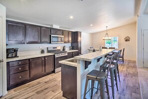 Casa (3 Bedrooms) | Cocina privada | Microondas, horno, parrilla de estufa y lavavajillas 