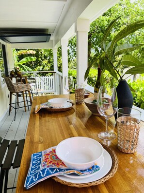 Outdoor dining - 🩵NEW TO VRBO💛Luxury Cottage💜Double kayak, beach snorkel gear! Outdoor shower! 🏝️🇧🇸 (Spanish Wells)