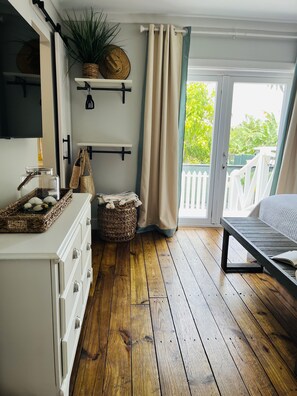 1 bedroom, iron/ironing board, travel cot, free WiFi - 🩵NEW TO VRBO💛Luxury Cottage💜Double kayak, beach snorkel gear! Outdoor shower! 🏝️🇧🇸 (Spanish Wells)