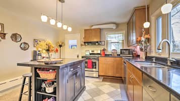 Hus (3 Bedrooms) | Eget kök | Mikrovågsugn, ugn, spishäll och diskmaskin