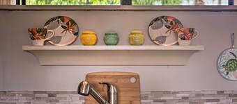 Hilo Couples Retreat ~ 6 Miles to Honoli'i Beach!