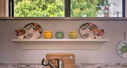 Hilo Couples Retreat ~ 6 Miles to Honoli'i Beach!