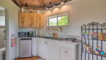 Apartment (0 Bedroom) | Private kitchen | Microwave, oven, stovetop, cookware/dishes/utensils
