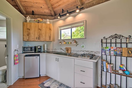 Apartment (0 Bedroom) | Private kitchen | Microwave, oven, stovetop, cookware/dishes/utensils