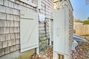 Interior - Hen Cove Home w/ Wood Deck - Walk to Beaches! (Cataumet)