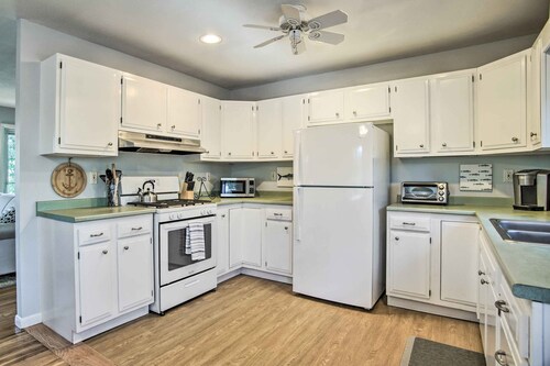 Hen Cove Home w/ Wood Deck - Walk to Beaches!