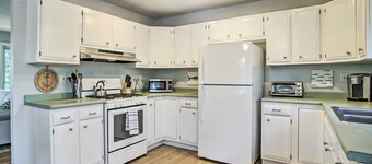 Hen Cove Home w/ Wood Deck - Walk to Beaches!