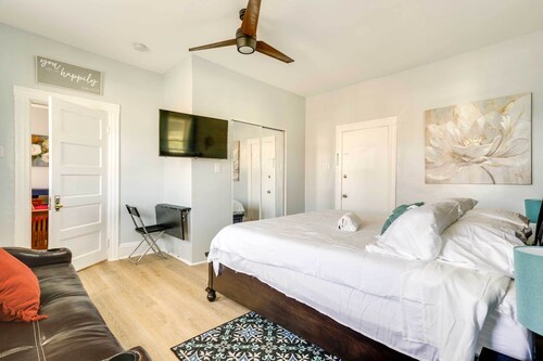 Charming Stoughton Apartment: 20 Mi to Boston