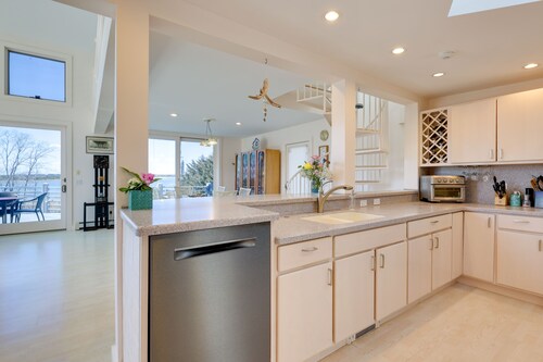 Wellfleet Home w/ Deck, Bay Views & Kayaks