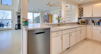 Wellfleet Home w/ Deck, Bay Views & Kayaks