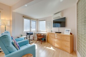 TV, fireplace, books - Wellfleet Home w/ Deck, Bay Views & Kayaks (Wellfleet)