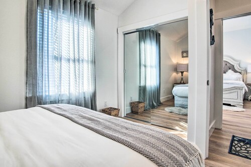 Modern Apt Near Martha's Vineyard Beaches!