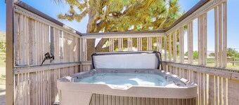 Yucca Valley Oasis w/ Hot Tub, Near Joshua Tree!