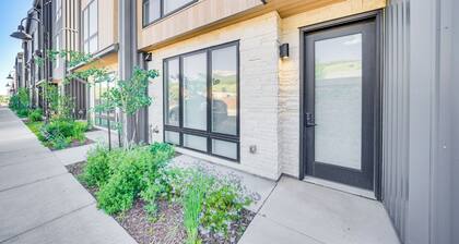 Rooftop Mtn View & Hot Tub: Silverthorne Home!