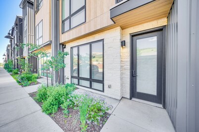 Rooftop Mtn View & Hot Tub: Silverthorne Home!