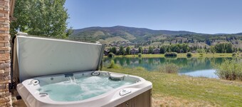 Stunning Mtn Views & Hot Tub: Silverthorne Retreat