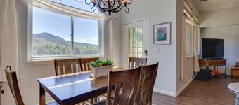 Stunning Mtn Views & Hot Tub: Silverthorne Retreat