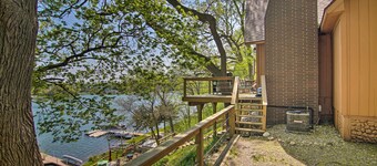 Serene Lakefront Escape: Boat Dock & Grill!