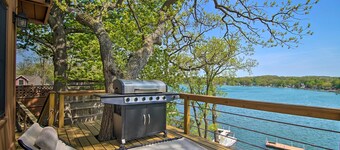 Serene Lakefront Escape: Boat Dock & Grill!
