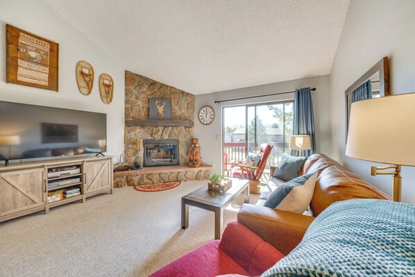 Apartment (2 Bedrooms) | Living area | TV, fireplace, DVD player, books