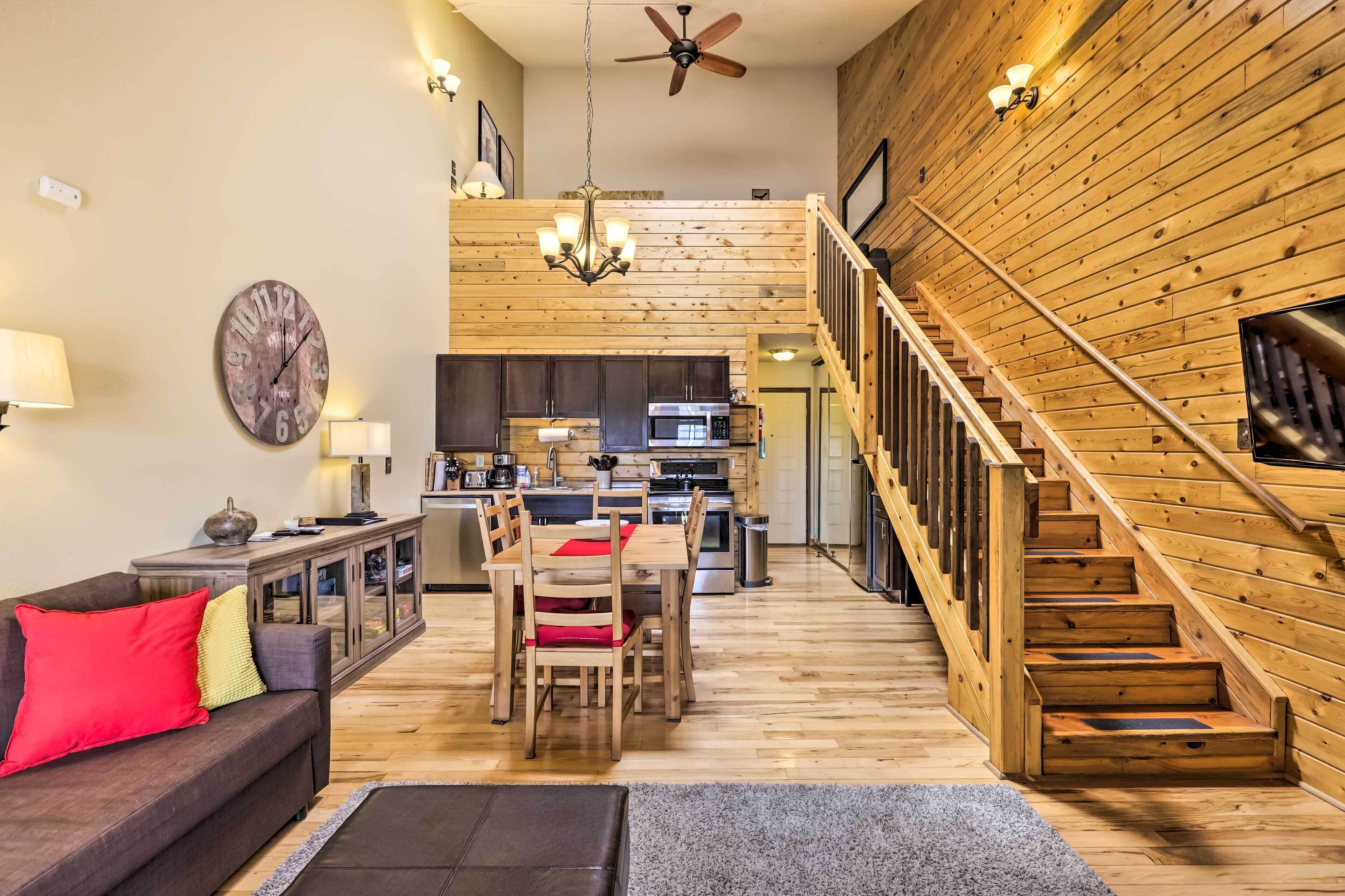 아파트 (0 Bedroom) | 거실 공간 | TV, 벽난로, DVD 플레이어, 책