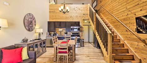 Apartment (0 Bedroom) | Living area | TV, fireplace, DVD player, books