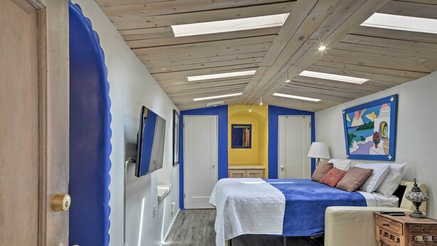 A bedroom with a bed, bedside table, lamp, and a painting on the wall. - Charming Casita Studio - Near Santa Fe Plaza! (Santa Fe)