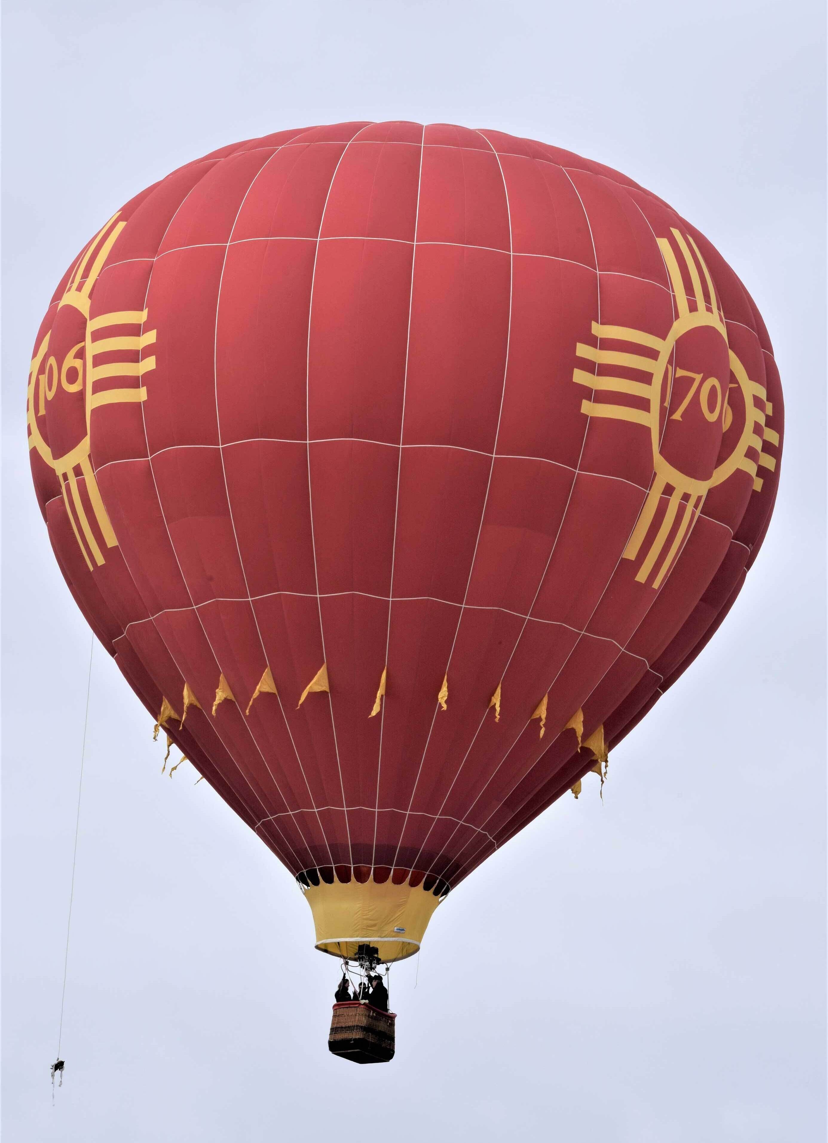 Une montgolfière avec des numéros bien visibles et un panier en bas.
