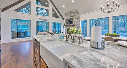 Modern Cabin w/ Hot Tub: 1 Mi From Hochatown!