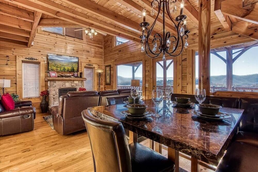 Gorgeous 3BR Cabin w\/ VIEWS! Game Room + HOT TUB