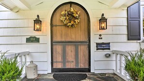 A historic house entrance with a wooden door, a wreath, and two wall-mounted lanterns. - Historic 1800s Cornwall-on-hudson Cottage! (Cornwall)