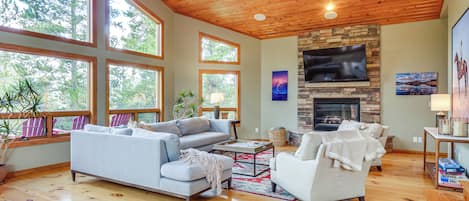 House (3 Bedrooms) | Living area | TV, books