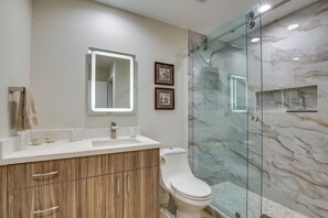 Villa (2 Bedrooms) | Bathroom | Free toiletries
