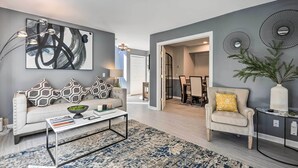 Ein modernes Wohnzimmer mit einer Couch, einem Couchtisch und Dekorationselementen.