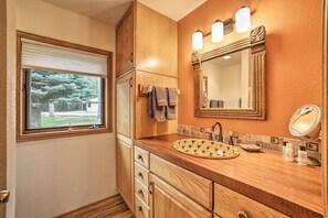 Apartment (1 Bedroom) | Bathroom