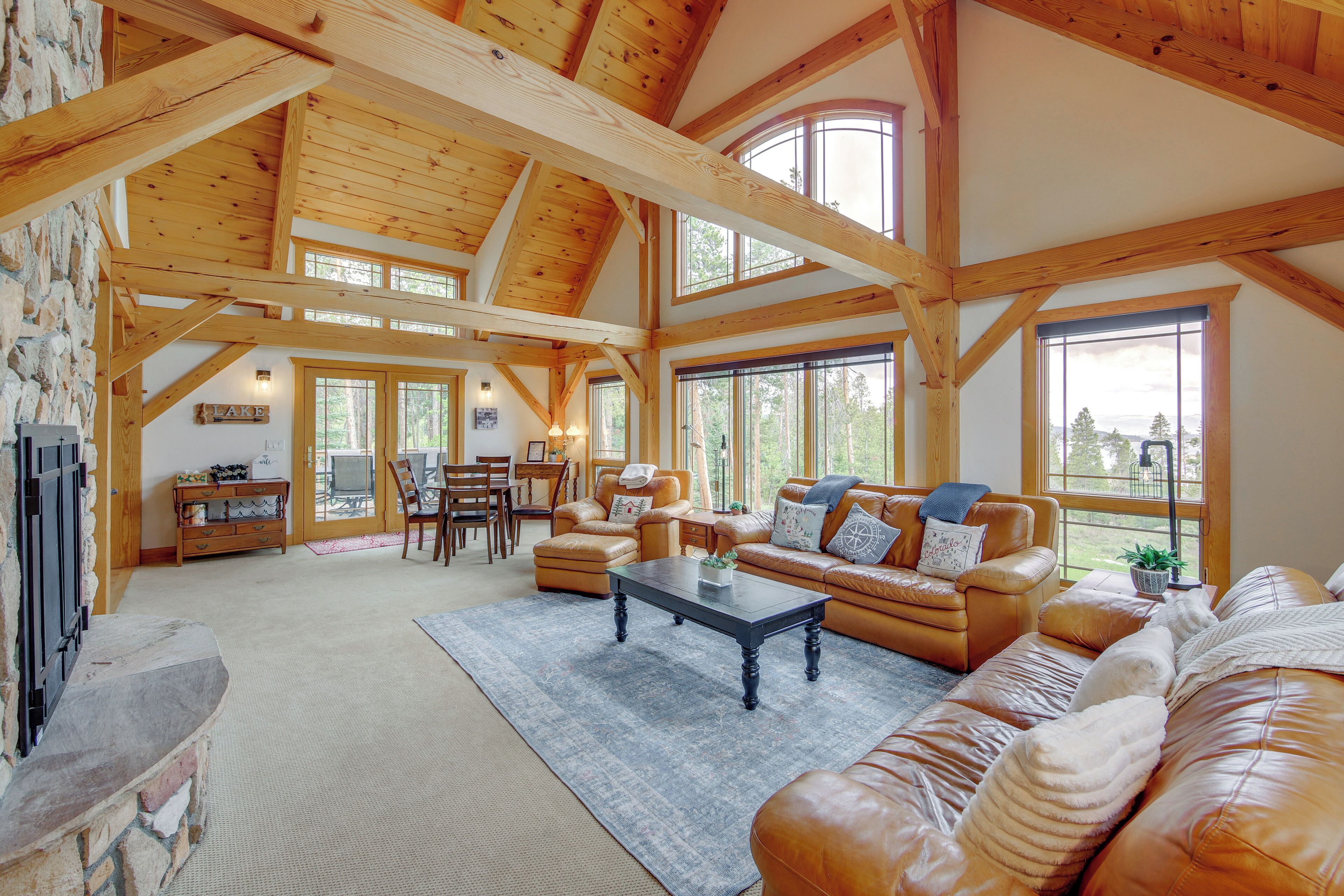 Hus (3 Bedrooms) | Oppholdsområde | TV, peis, TV-spill og DVD-spiller