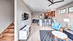 Un espacio moderno para vivir con cocina, comedor y zona de estar.