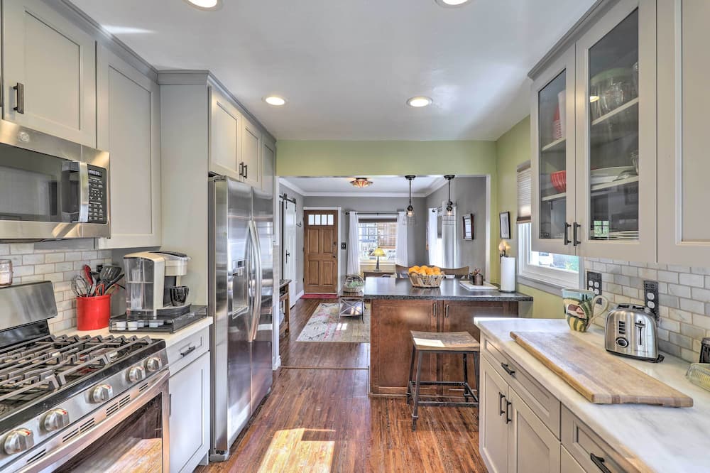 Charming Craftsman Bungalow With Garden & Hot Tub!