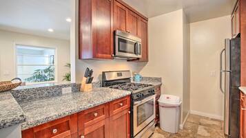 Apartment (2 Bedrooms) | Private kitchen | Microwave, oven, stovetop, dishwasher