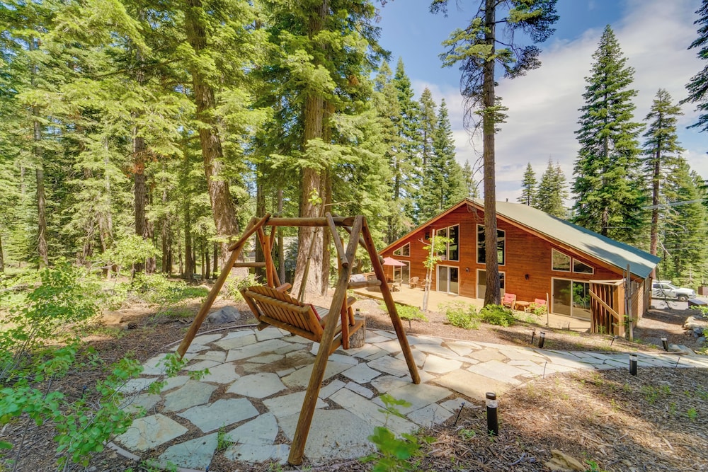 Tahoe Donner Mountain Cabin: Surrounded By Forest! - Lake Tahoe