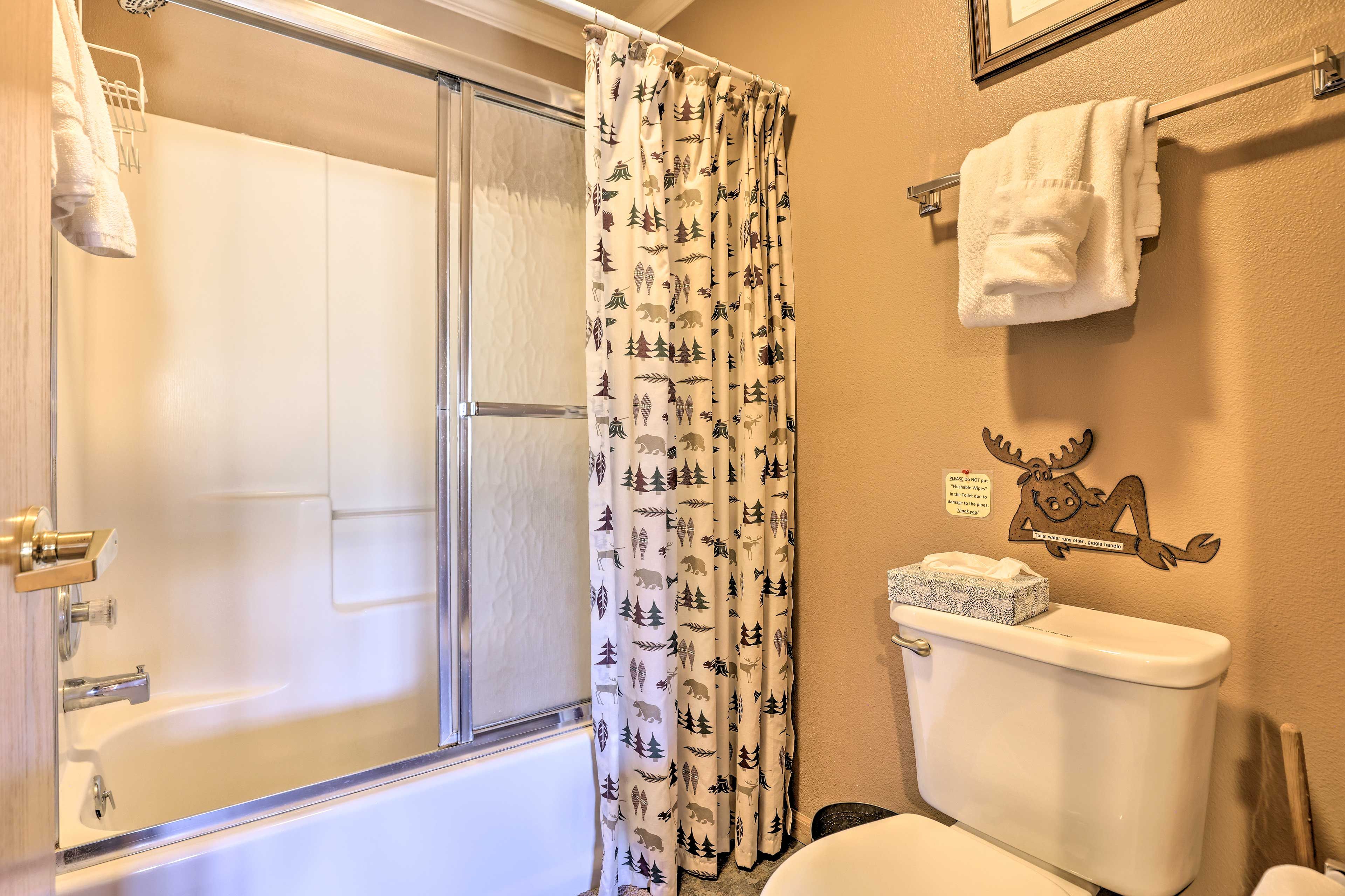 Ein Badezimmer mit Dusche, Toilette und Handtuchhalter.