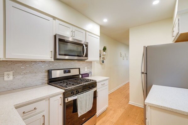 Apartment (5 Bedrooms) | Interior - Baltimore Townhome Near Oriole Park w/ A/c! (Baltimore)