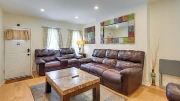 Apartment (5 Bedrooms) | Living area | TV