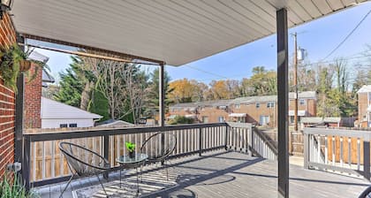 Chic Townhome w/ Deck: 6 Mi to Dtwn Baltimore